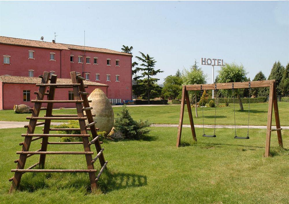 Hotel San Camilo Navarrete Instalações foto